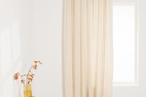 Maisons du Monde cambia la luce del soggiorno con la nuova tenda Kurunai