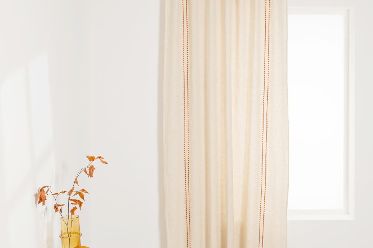 Tenda Kurunai écru e terracotta di Maisons du Monde in un soggiorno luminoso