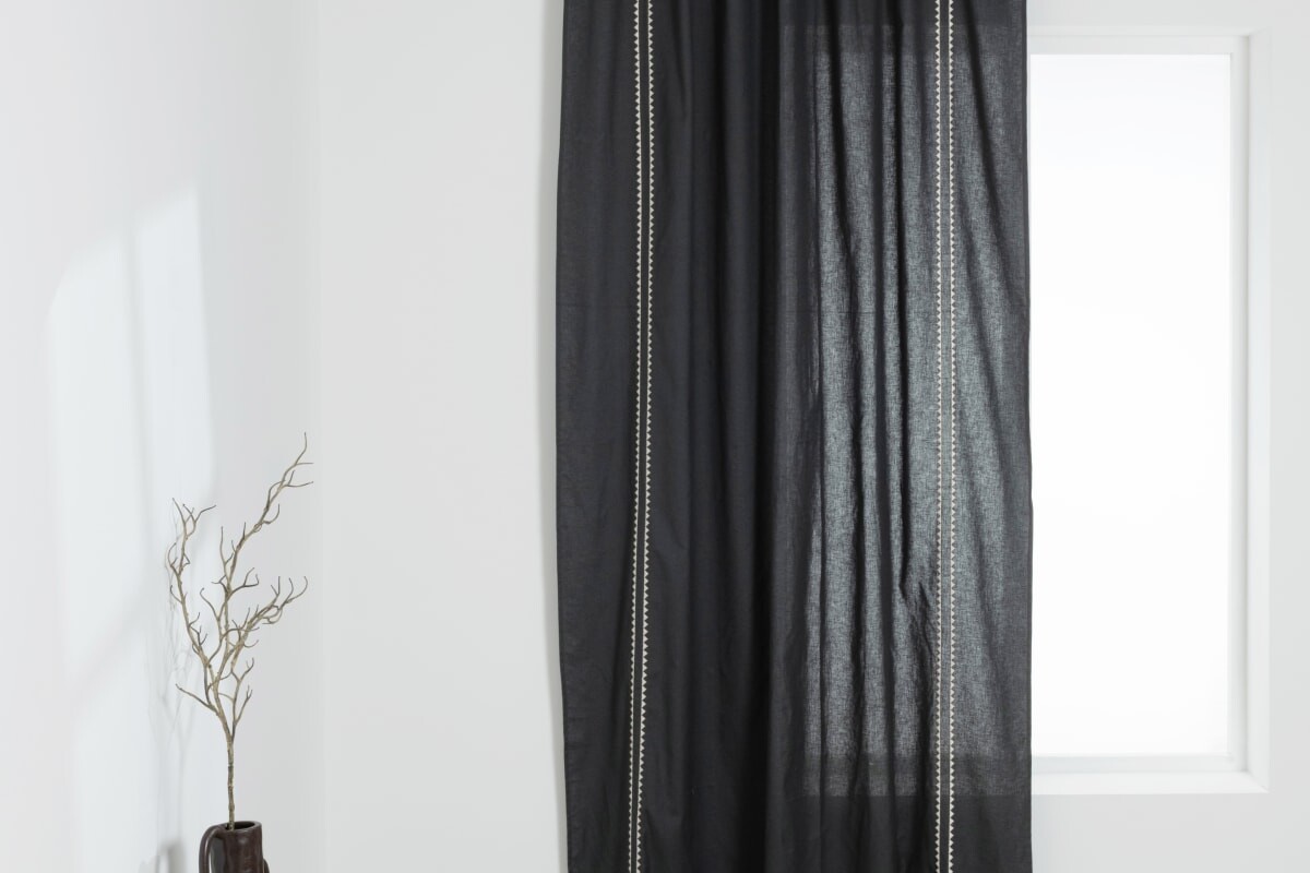 Tenda Kurunai verde con ricami écru di Maisons du Monde