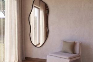 Maisons du Monde cambia la prospettiva dell’ingresso con lo specchio BRINA alto 155 centimetri