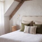 Testiera reversibile Reho di Maisons du Monde dietro un letto matrimoniale