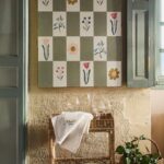 Carrello Odette in rattan di Maisons du Monde accanto alla tavola apparecchiata