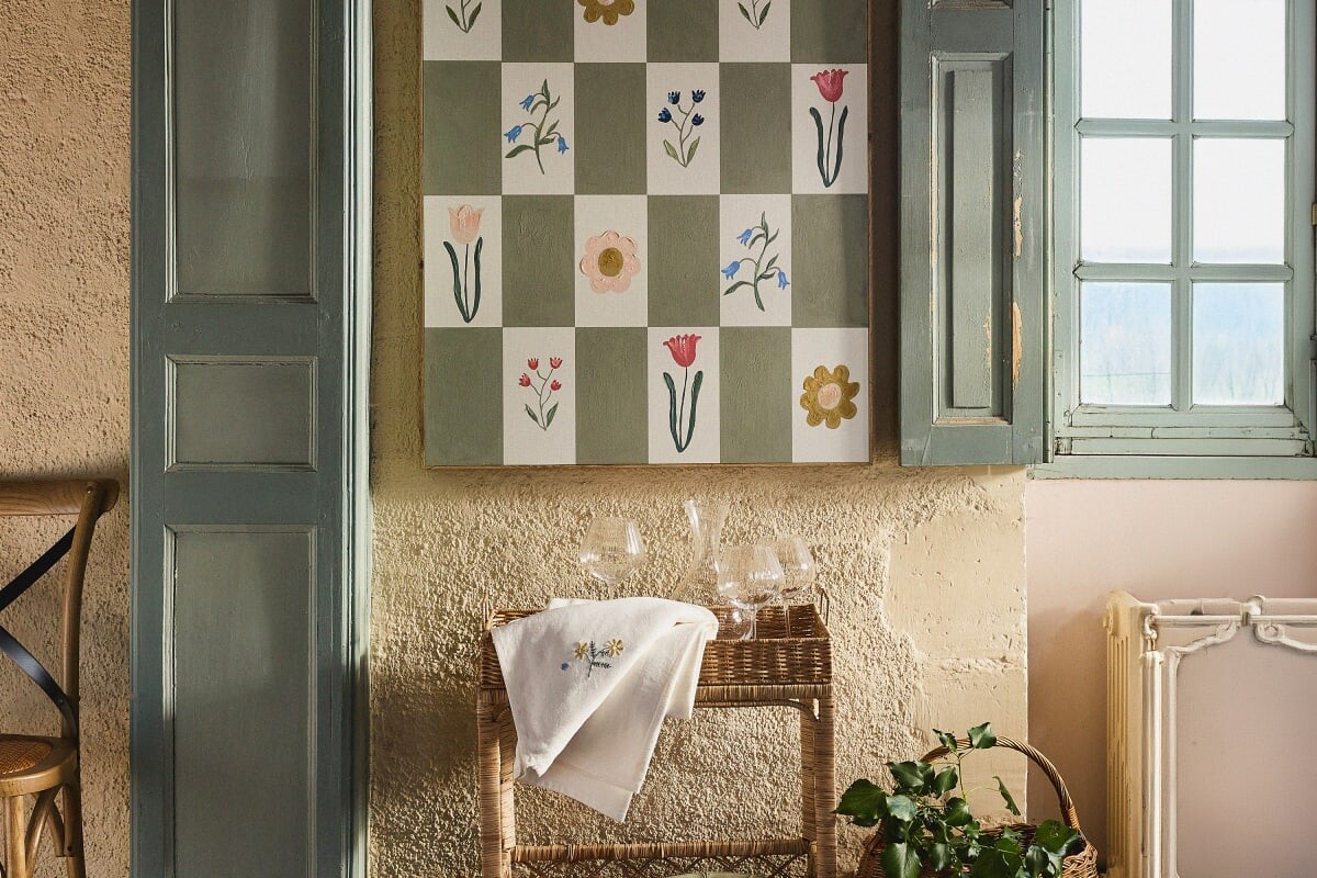 Carrello Odette in rattan di Maisons du Monde accanto alla tavola apparecchiata