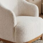 Poltrona Penelope di Maisons du Monde in tessuto beige e frassino scuro