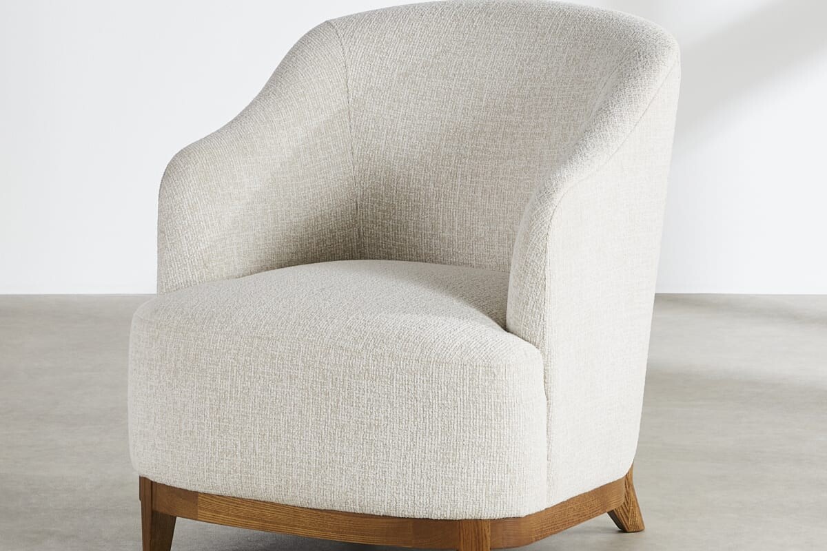 Poltrona Penelope di Maisons du Monde inserita in un angolo lettura