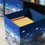Contenitore IKEA ALPTALL blu davanti alla scaffalatura KALLAX nella cameretta