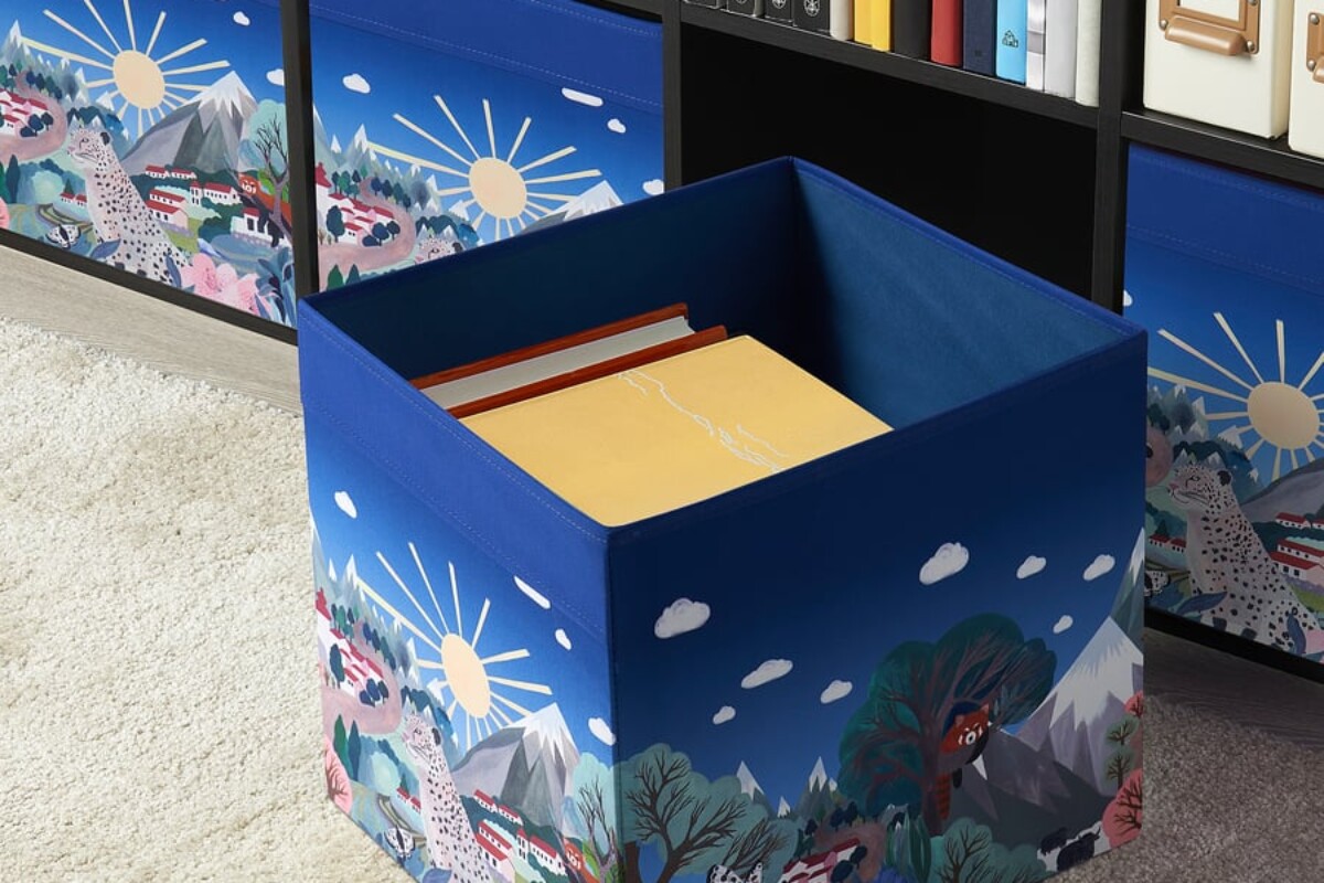 Contenitore IKEA ALPTALL con motivo Himalaya inserito nella scaffalatura KALLAX