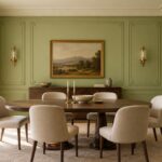Sala da pranzo classica con pareti e modanature verde sedano, soffitto avorio e tavolo in noce