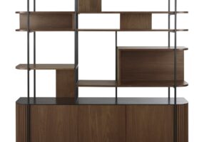 Noce e ferro nero disegnano la parete: la libreria Spiga di Maisons du Monde