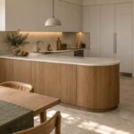Cucina con penisola curva in rovere e passaggio libero accanto al terminale arrotondato