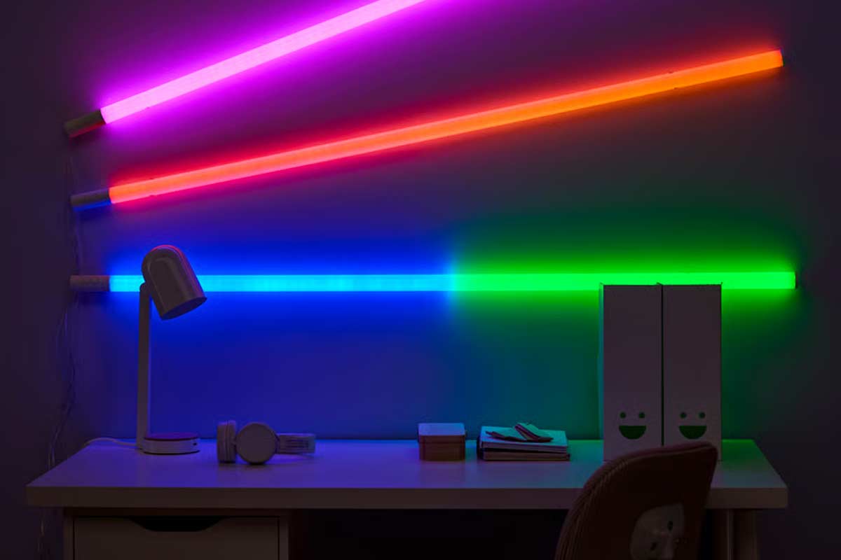 Da terra, a parete o sospesa: la nuova lampada IKEA FÖRLIG porta dieci colori dove serve