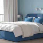 Letto contenitore BLÅFJÄLLET blu ambientato in una camera luminosa