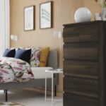 Cassettiera STORKLINTA di IKEA in effetto rovere scuro in una camera da letto