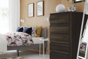 Perché la nuova cassettiera STORKLINTA di IKEA richiude da sola il primo cassetto
