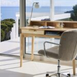 Scrivania ALVIK di Maisons du Monde ambientata in un angolo studio luminoso