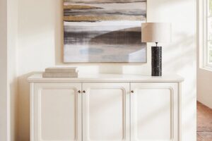 Riordinare la sala da pranzo con eleganza: la nuova madia a tre ante écru di Maisons du Monde