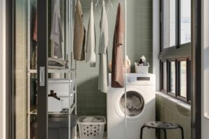 Ripiani a sinistra, bucato a destra: JOSTEIN di IKEA concentra la lavanderia su una parete