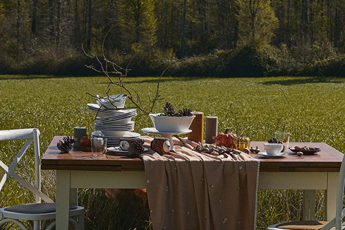 Dettagli country chic e velluto bronzo nel soggiorno Maisons du Monde
