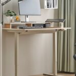 Scrivania elettrica TRAVSPORT di IKEA in un home office con monitor e sedia