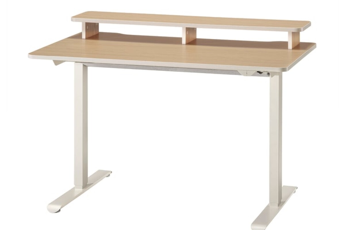 Postazione TRAVSPORT di IKEA con piano effetto rovere e struttura beige