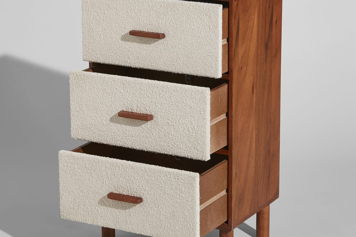 Sembra un comodino, ma il nuovo BRUCE di Maisons du Monde mette ordine proprio accanto alla porta