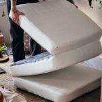 Il materasso pouf IKEA KOMPISHÄNG viene aperto in una camera compatta