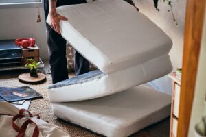 Sembra un pouf, ma IKEA KOMPISHÄNG diventa un letto e si porta come uno zaino