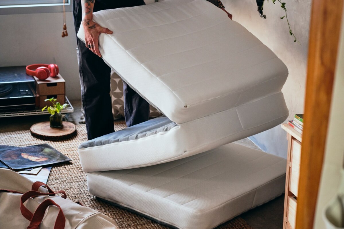Sembra un pouf, ma IKEA KOMPISHÄNG diventa un letto e si porta come uno zaino