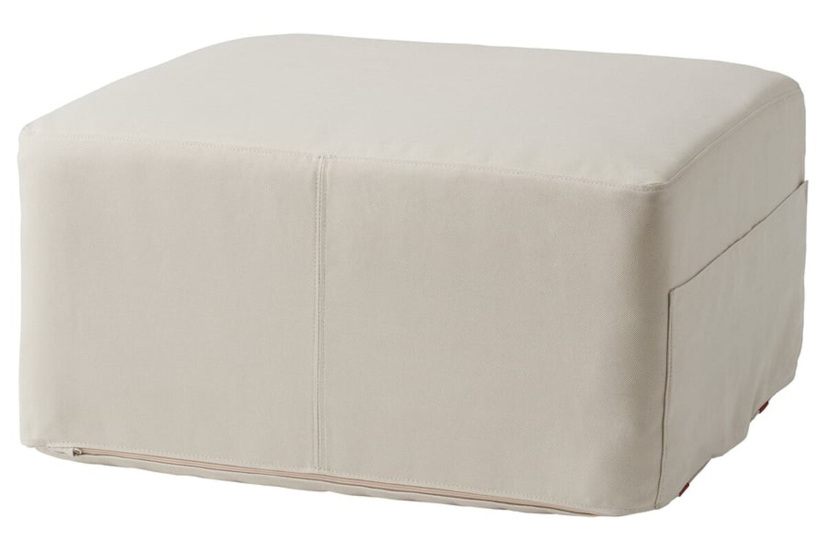 Il pouf IKEA KOMPISHÄNG beige con dettagli rossi nella configurazione chiusa