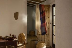 Sembra un tavolo quadrato, poi raddoppia: Clic Clac di Maisons du Monde apre la sala agli ospiti
