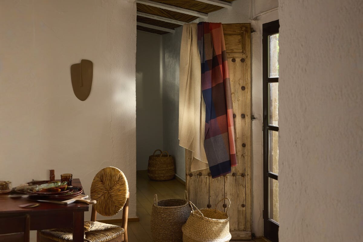 Sembra un tavolo quadrato, poi raddoppia: Clic Clac di Maisons du Monde apre la sala agli ospiti