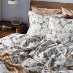 Letto con copripiumino IKEA BÖNTRÄD beige scuro a fiori blu