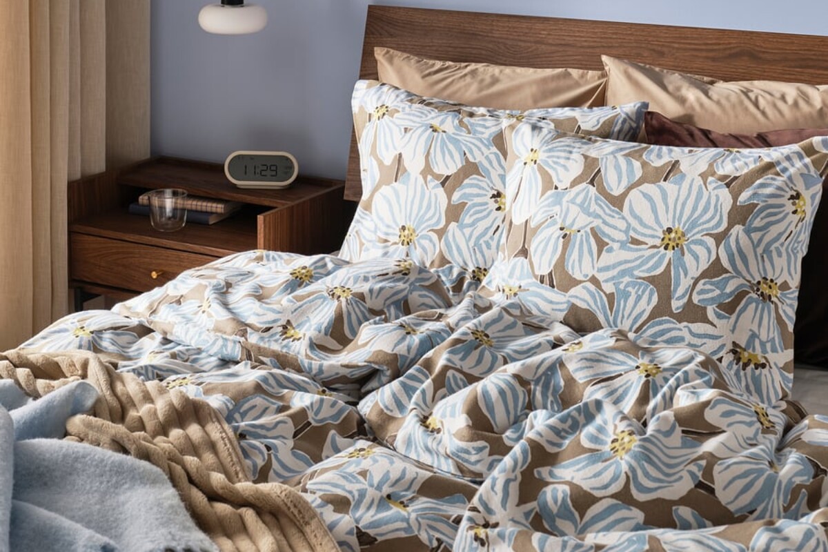 Sere d’autunno più accoglienti in camera da letto: il fascino dei fiori scuri nella nuova linea IKEA BÖNTRÄD
