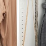 Armadio PAX con accessori organizzati sull'appenditutto estraibile IKEA KOMPLEMENT