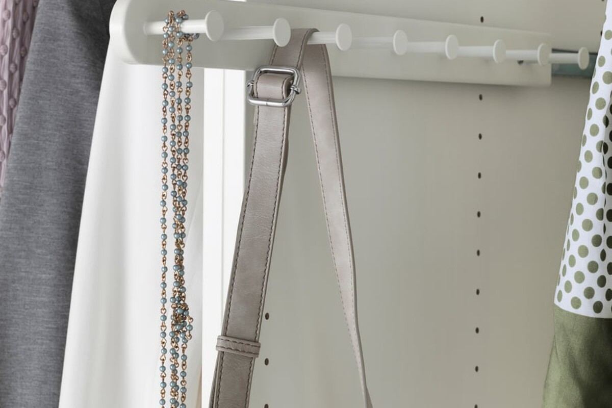 Cinture e collane ordinate sui ganci dell'appenditutto IKEA KOMPLEMENT