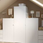 Guardaroba IKEA PLATSA bianco sotto il soffitto spiovente di una camera