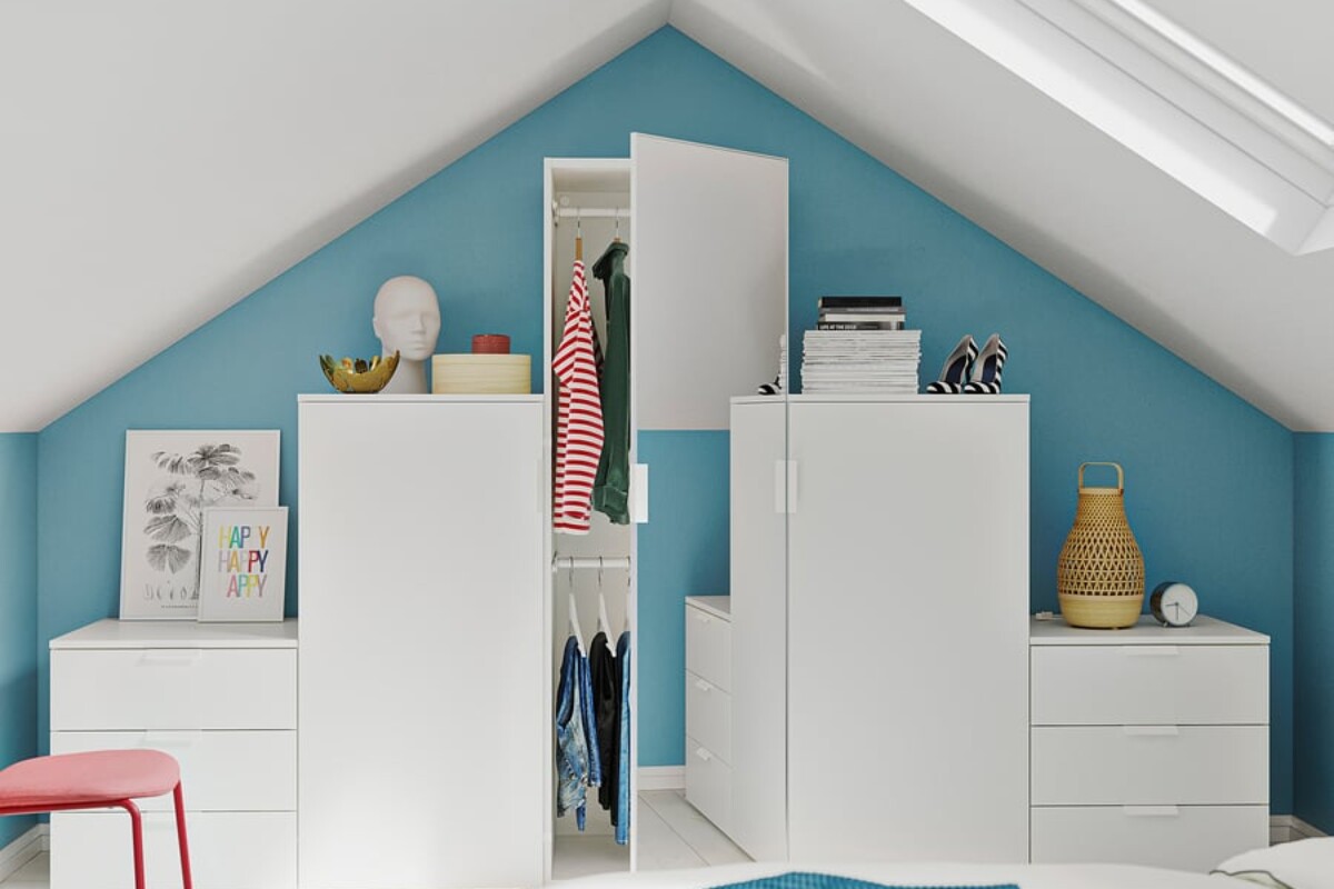 Composizione IKEA PLATSA bianca a gradini in una mansarda con parete azzurra