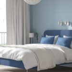 Letto contenitore BLÅFJÄLLET blu ambientato in una camera luminosa