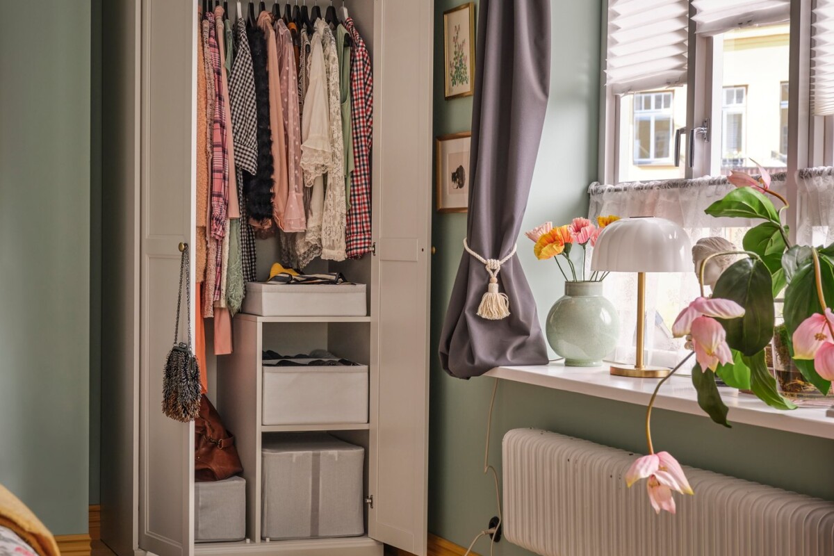 Guardaroba IKEA FÅGELFJÄLLET bianco sporco aperto in camera da letto