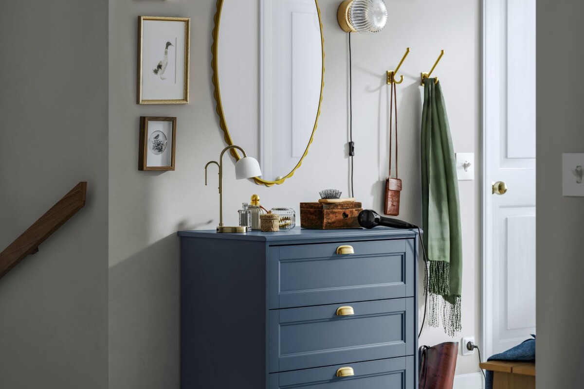 Cassettiera IKEA FÅGELFJÄLLET a tre cassetti inserita in una nicchia