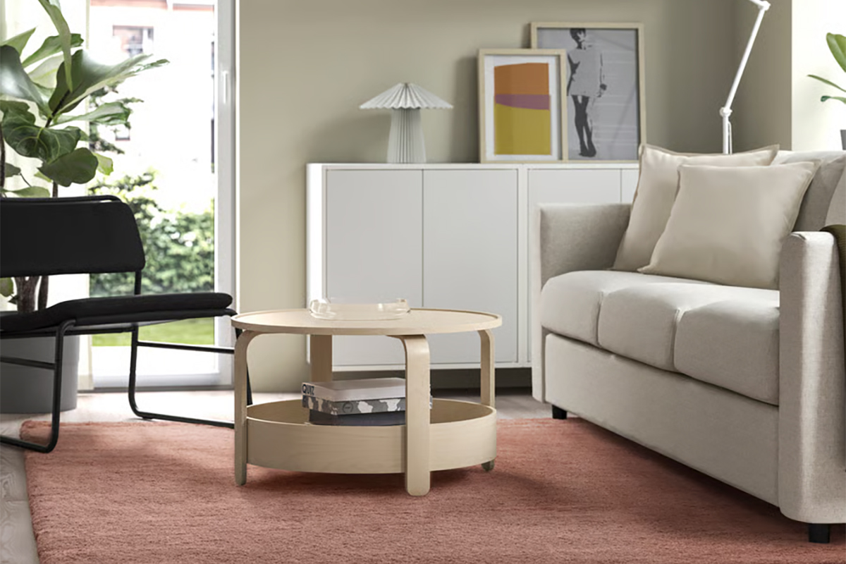 Tappeto IKEA STOENSE rosa pallido ambientato accanto al divano