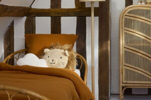 Tenera e luminosa: la lampada a orsetto in rattan e terracotta di Maisons du Monde che incanta la cameretta