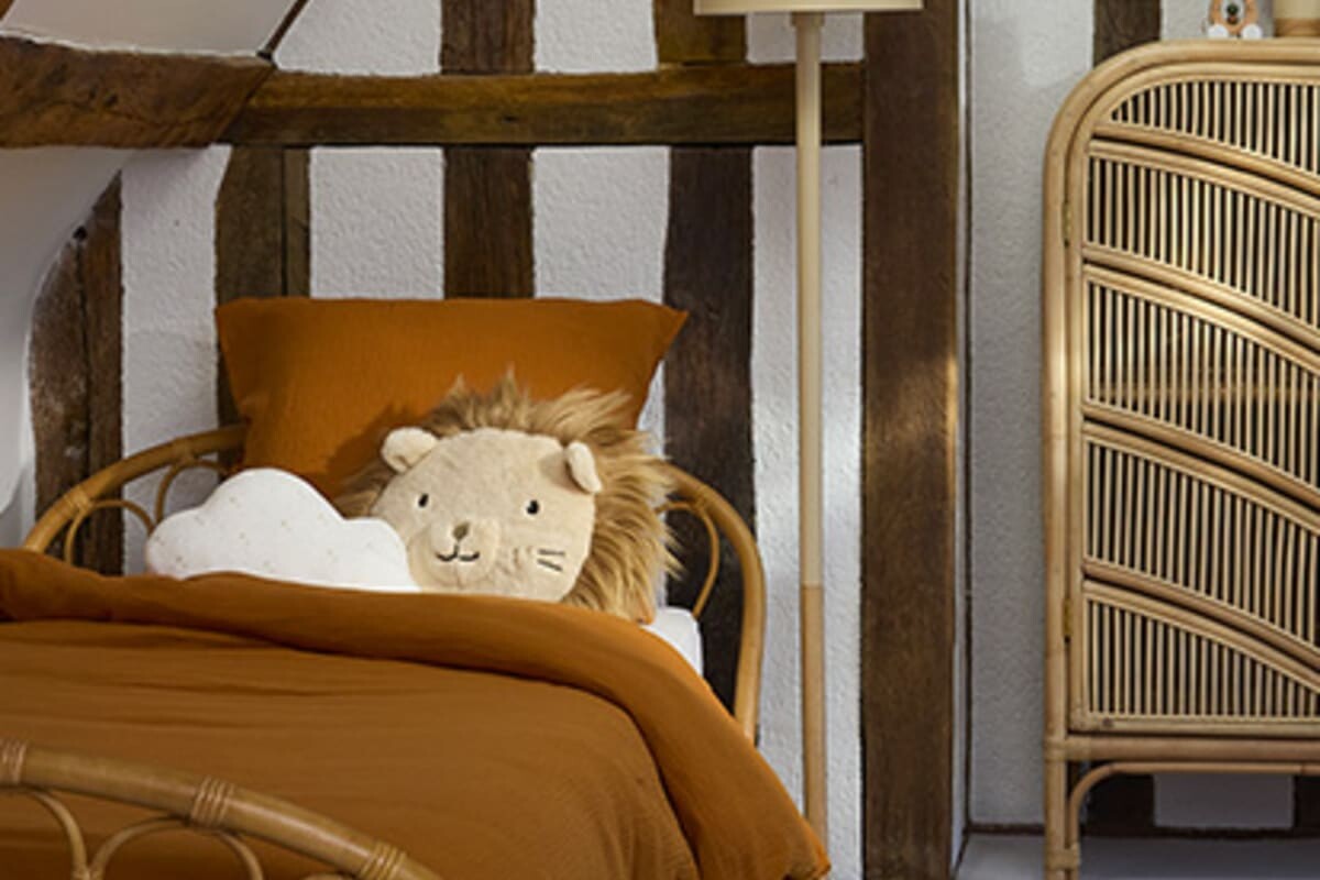 Tenera e luminosa: la lampada a orsetto in rattan e terracotta di Maisons du Monde che incanta la cameretta