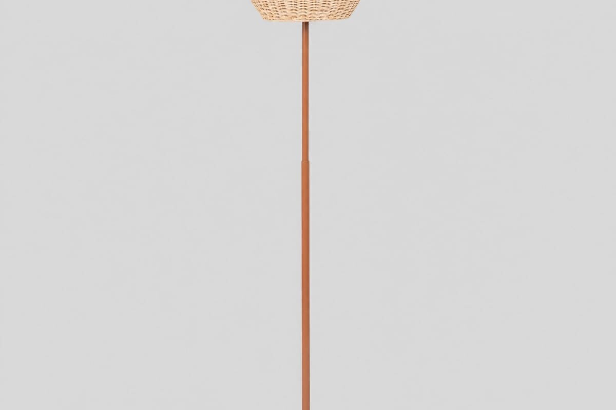 Piantana LEA color terracotta con paralume a orsetto in rattan