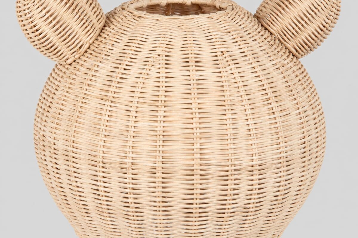 Dettaglio del paralume in rattan a forma di orsetto della lampada LEA