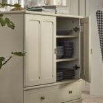 Credenza LOMMARP beige chiaro di IKEA ambientata in sala da pranzo
