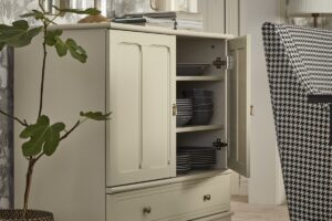 Tovaglie, piatti e piccoli elettrodomestici: la credenza LOMMARP di IKEA li raccoglie tutti
