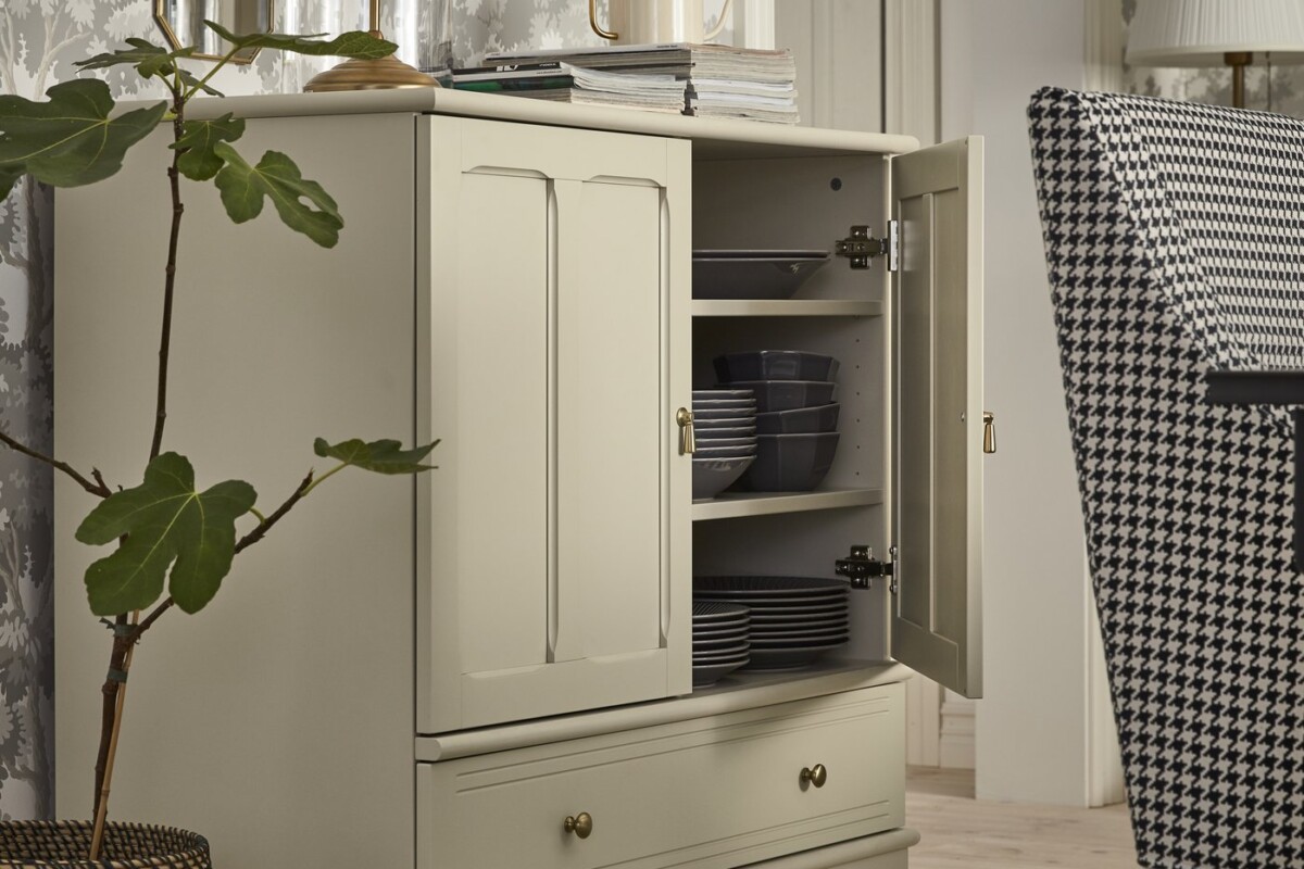 Tovaglie, piatti e piccoli elettrodomestici: la credenza LOMMARP di IKEA li raccoglie tutti