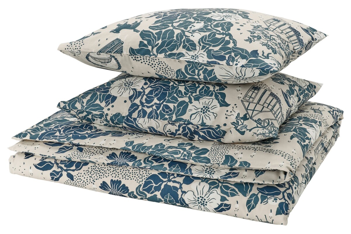 Il set PJÄXE piegato mostra il motivo floreale blu e beige