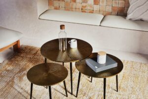 Tre tavolini al posto di uno: TRASS di Maisons du Monde segue il soggiorno quando arrivano gli ospiti